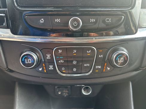 Used 2021 Chevrolet Traverse LT w/ LT Premium Package image 27