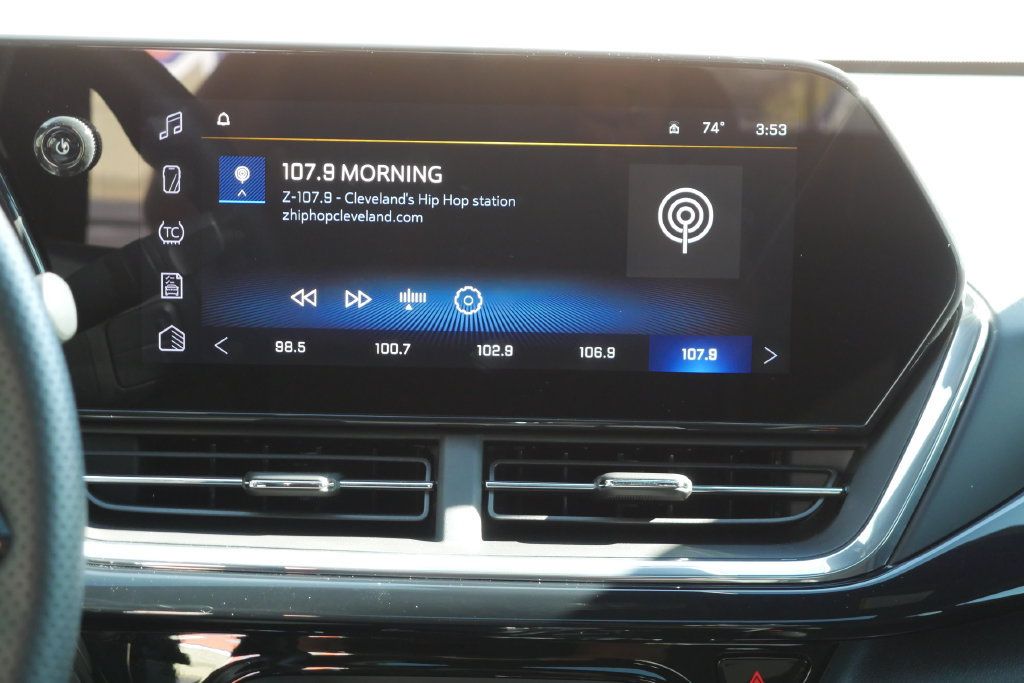 Used 2024 Chevrolet Trax RS w/ Sunroof Package FWD image 19