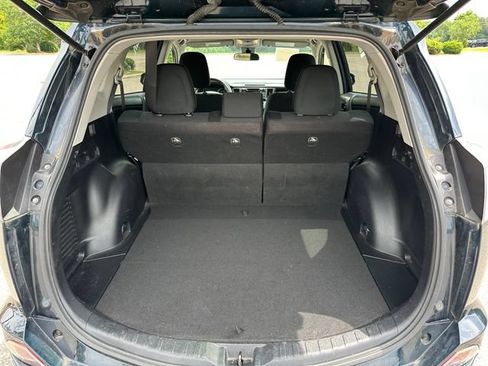 Used 2018 Toyota RAV4 LE FWD image 29