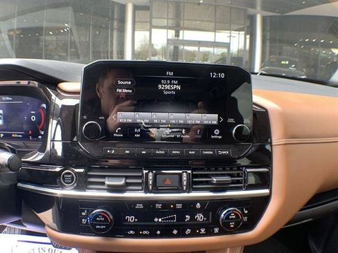 Used 2024 Nissan Pathfinder Platinum image 16