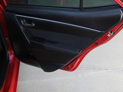 Used 2017 Toyota Corolla LE image 28