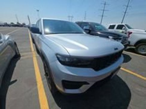 Used 2024 Jeep Grand Cherokee Altitude AWD/4WD image 21