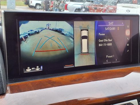 Used 2020 Lexus LX 570 4WD w/ 3rd Row & Luxury Pkg image 11