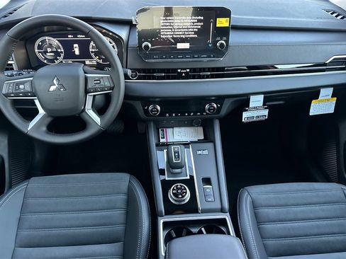New 2025 Mitsubishi Outlander SE image 14