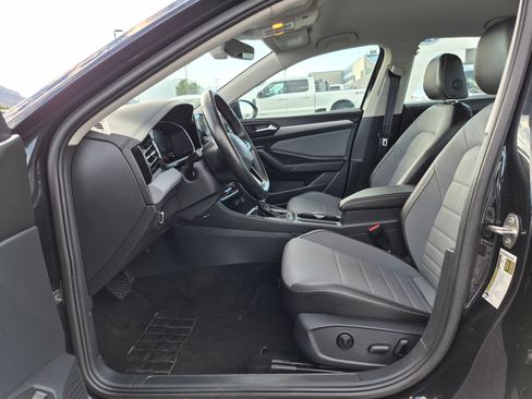 Used 2025 Volkswagen Jetta SE FWD image 18