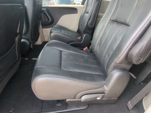 Used 2014 Chrysler Town & Country Touring FWD image 18