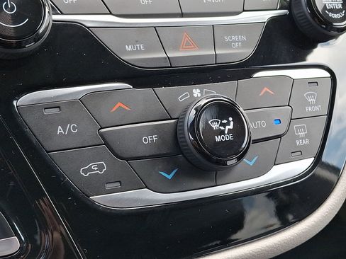 Used 2023 Chrysler Pacifica Touring-L FWD image 17