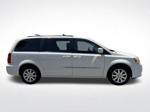 Used 2013 Chrysler Town & Country Touring FWD image 7