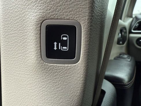 Used 2020 Chrysler Pacifica Touring-L image 28