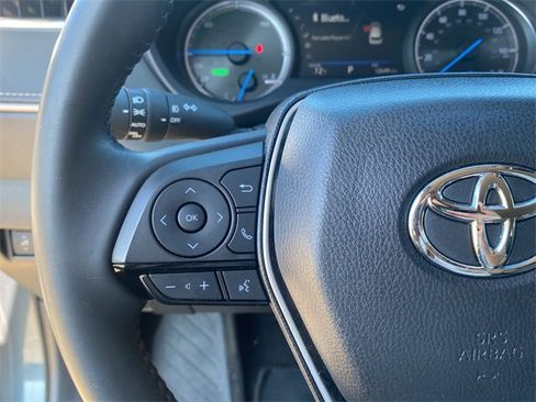 Used 2024 Toyota Venza XLE image 23