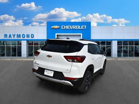 Used 2025 Chevrolet TrailBlazer LT w/ LT Cold Weather Package FWD image 3
