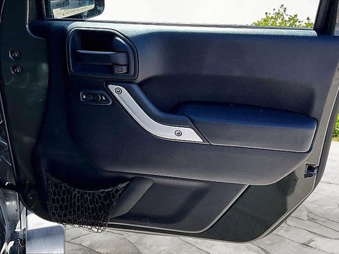 Used 2015 Jeep Wrangler Unlimited Sahara w/ Connectivity Group image 28