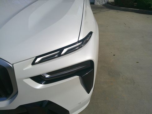 Used 2025 BMW X7 M60i w/ Climate Comfort Package image 6