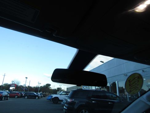 Used 2022 Chrysler Voyager LX image 19