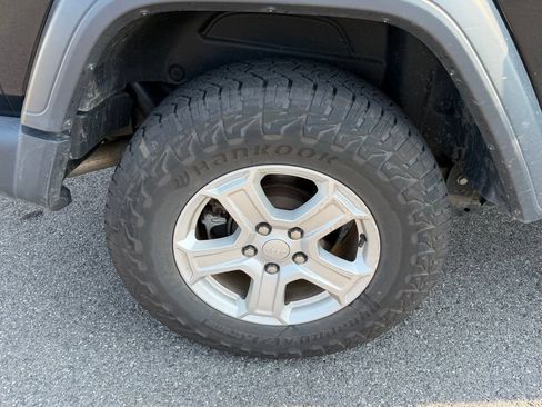 Certified 2018 Jeep Wrangler Sport AWD/4WD image 15