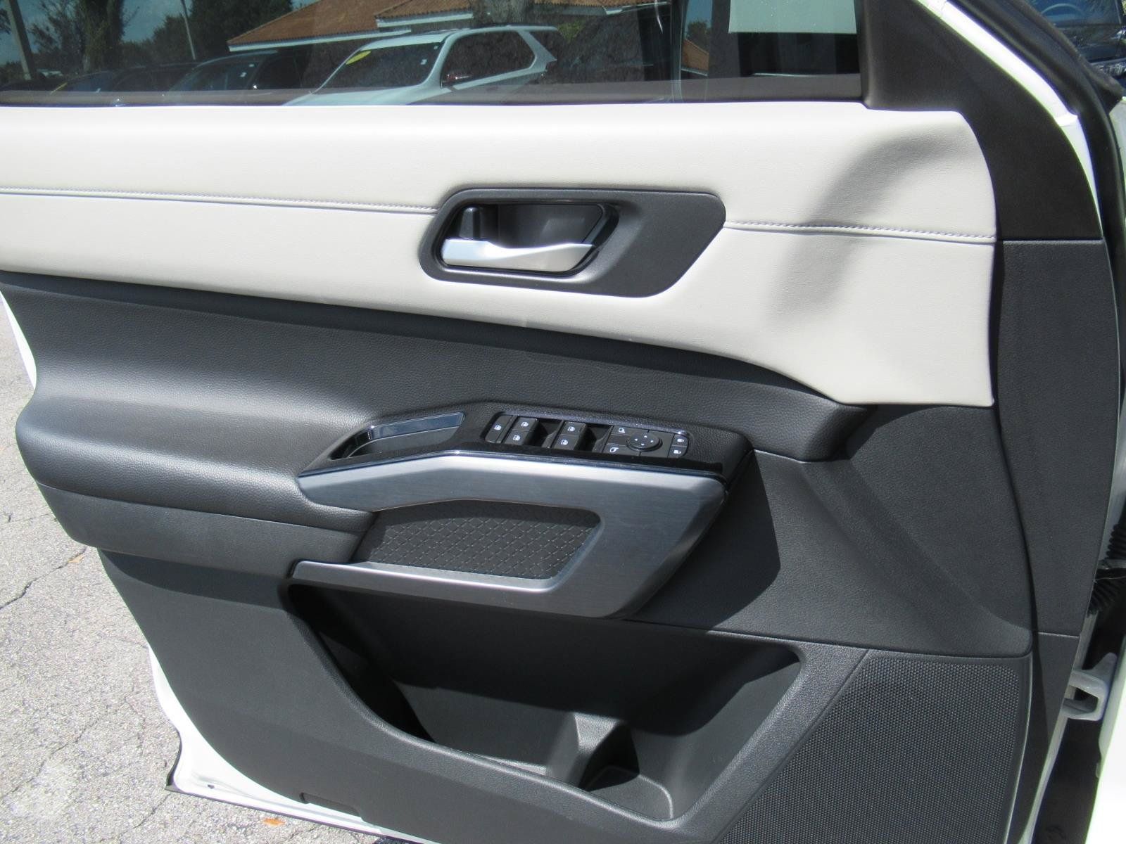 Used 2024 Nissan Pathfinder SL w/ SL Premium Package FWD image 22
