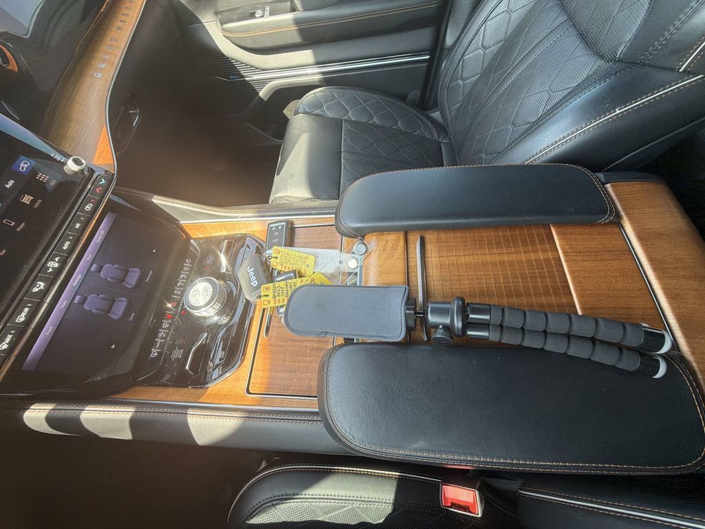 Used 2024 Jeep Grand Wagoneer L Series III AWD/4WD image 19