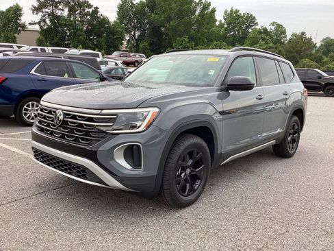 Used 2025 Volkswagen Atlas Peak Edition SE AWD/4WD image 2
