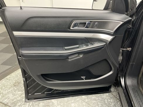 Used 2017 Ford Explorer XLT image 7