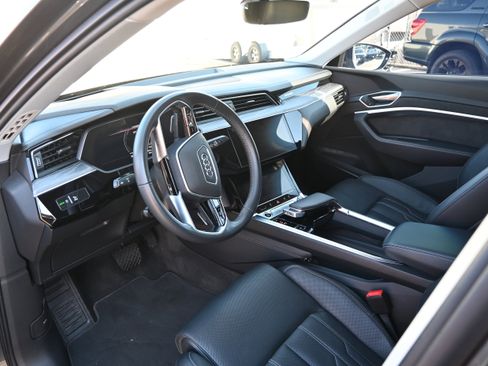 Used 2021 Audi e-tron Prestige w/ Prestige Package image 17