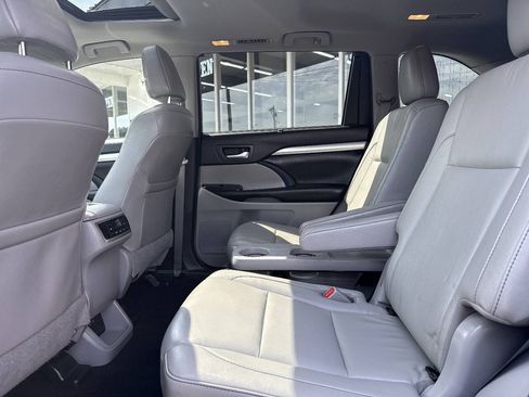 Used 2017 Toyota Highlander XLE AWD/4WD image 24