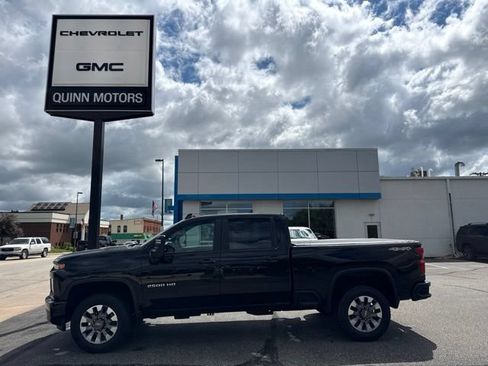 Used 2022 Chevrolet Silverado 2500 Custom w/ Custom Value Package AWD/4WD image 2