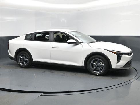 New 2025 Kia K4 LXS image 2