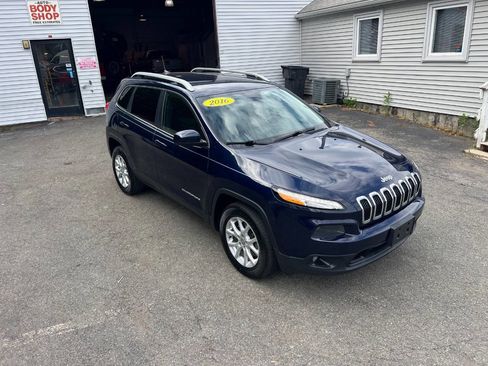 Used 2016 Jeep Cherokee Latitude w/ Cold Weather Group AWD/4WD image 13