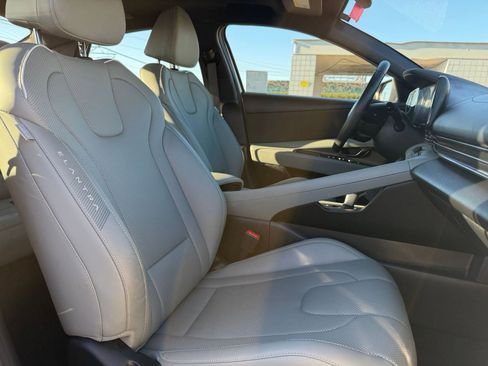 Used 2025 Hyundai Elantra Limited image 36