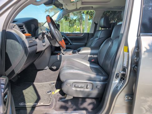 Used 2020 Lexus LX 570 4WD w/ Luxury Package image 16