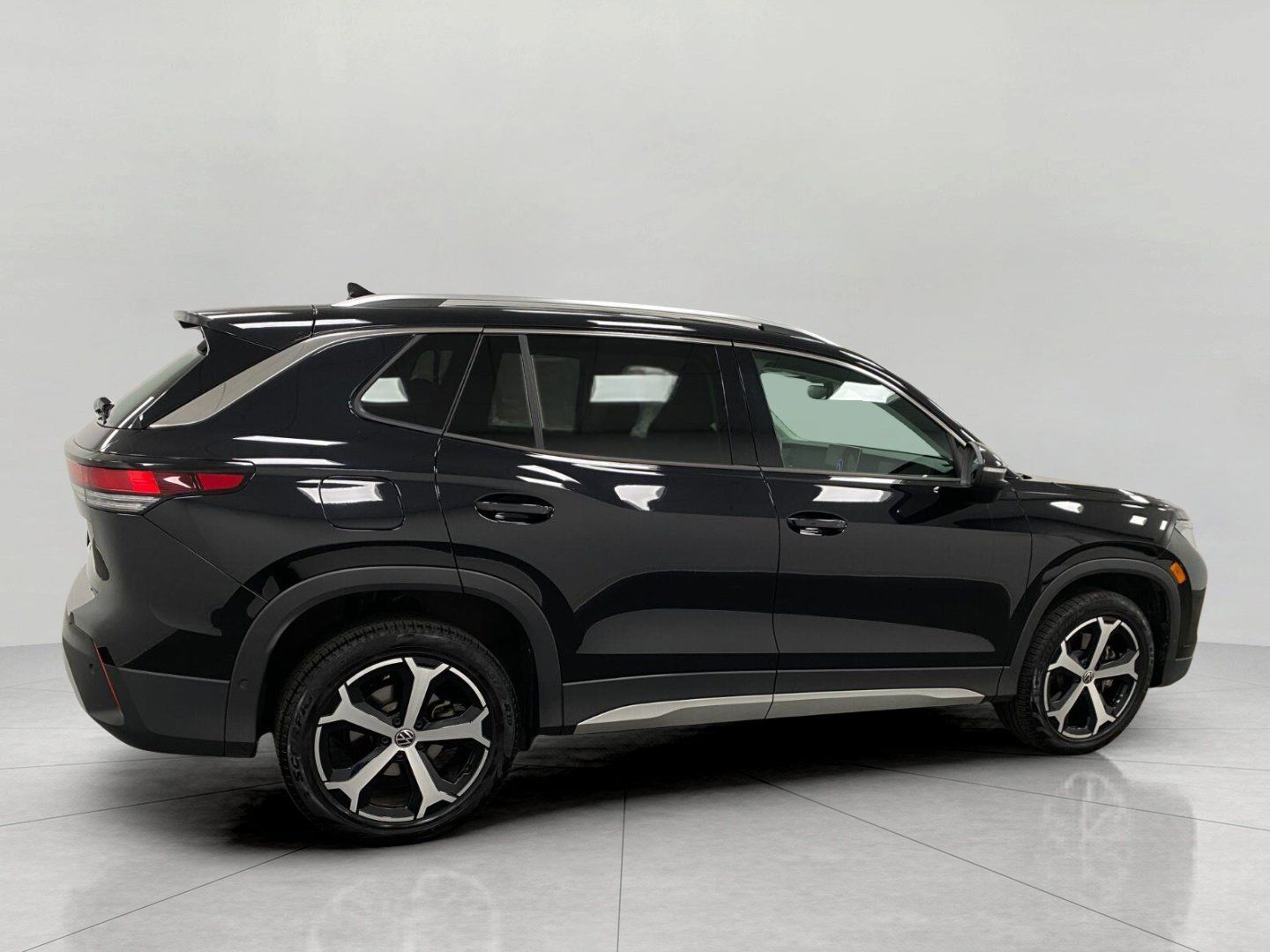 Used 2026 Volkswagen Tiguan SE AWD/4WD image 3