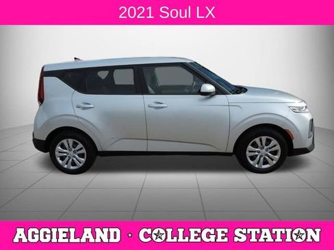 Used 2021 Kia Soul LX image 2