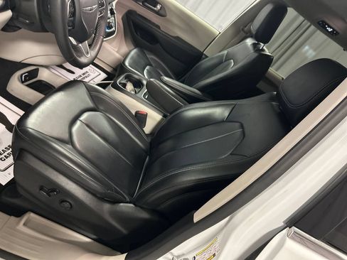 Used 2023 Chrysler Pacifica Touring-L FWD image 12