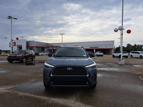 Used 2025 Toyota Corolla Cross XLE FWD image 2