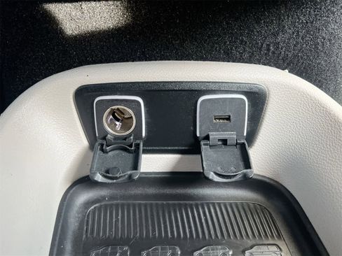 Used 2019 Chrysler Pacifica Touring-L image 32