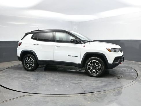 Used 2025 Jeep Compass Trailhawk AWD/4WD image 4