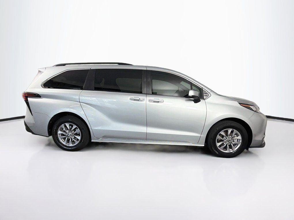 Used 2022 Toyota Sienna LE FWD image 11