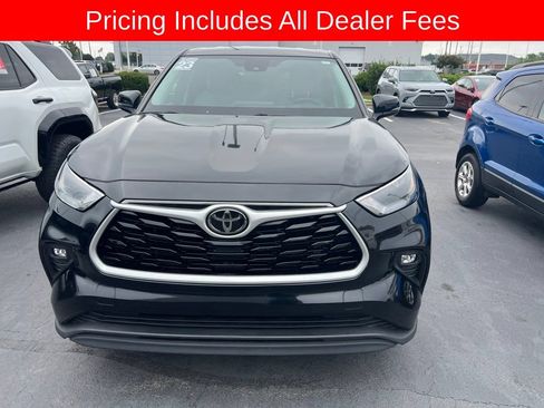 Used 2023 Toyota Highlander LE FWD image 3