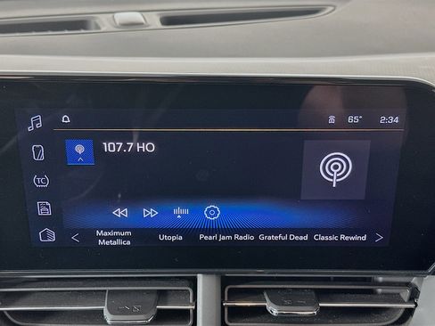 Used 2025 Chevrolet Trax LT w/ LT Convenience Package image 19