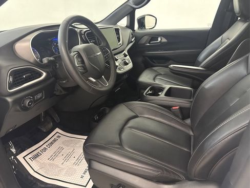 Used 2025 Chrysler Pacifica Select FWD image 15