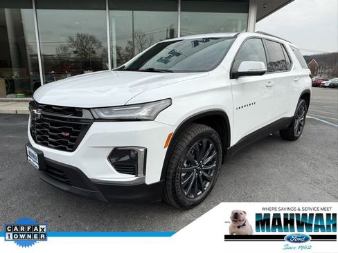 Used 2023 Chevrolet Traverse RS image 1