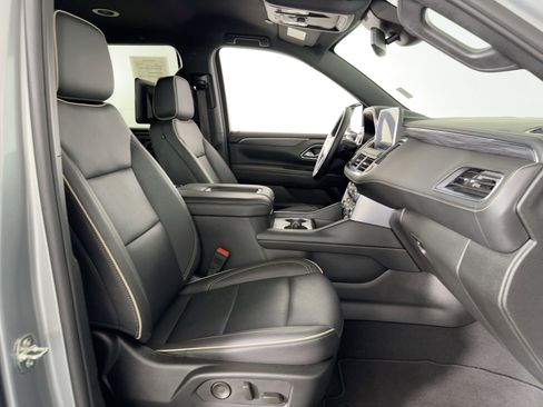 Used 2024 GMC Yukon SLT w/ SLT Luxury Package image 29