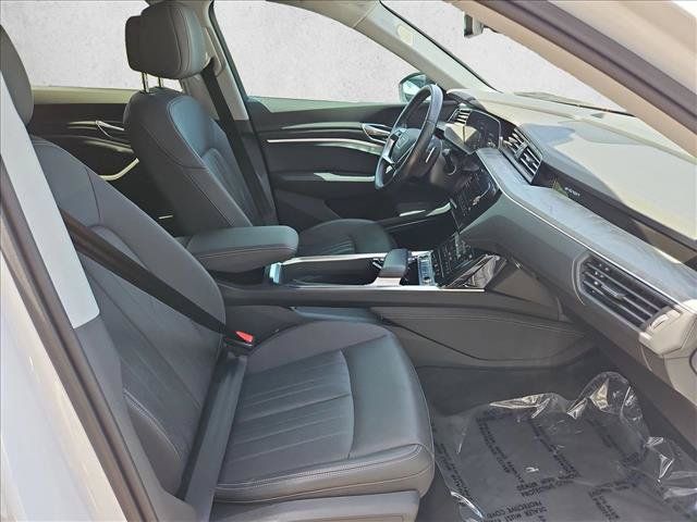 Used 2021 Audi e-tron Premium Plus w/ Premium Plus Package AWD/4WD image 26