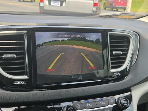 Used 2024 Chrysler Pacifica Touring-L FWD image 19