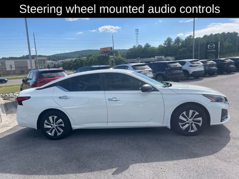 Used 2024 Nissan Altima 2.5 S FWD image 3