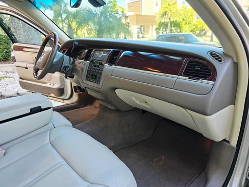 Used 2003 Lincoln Town Car Cartier image 98