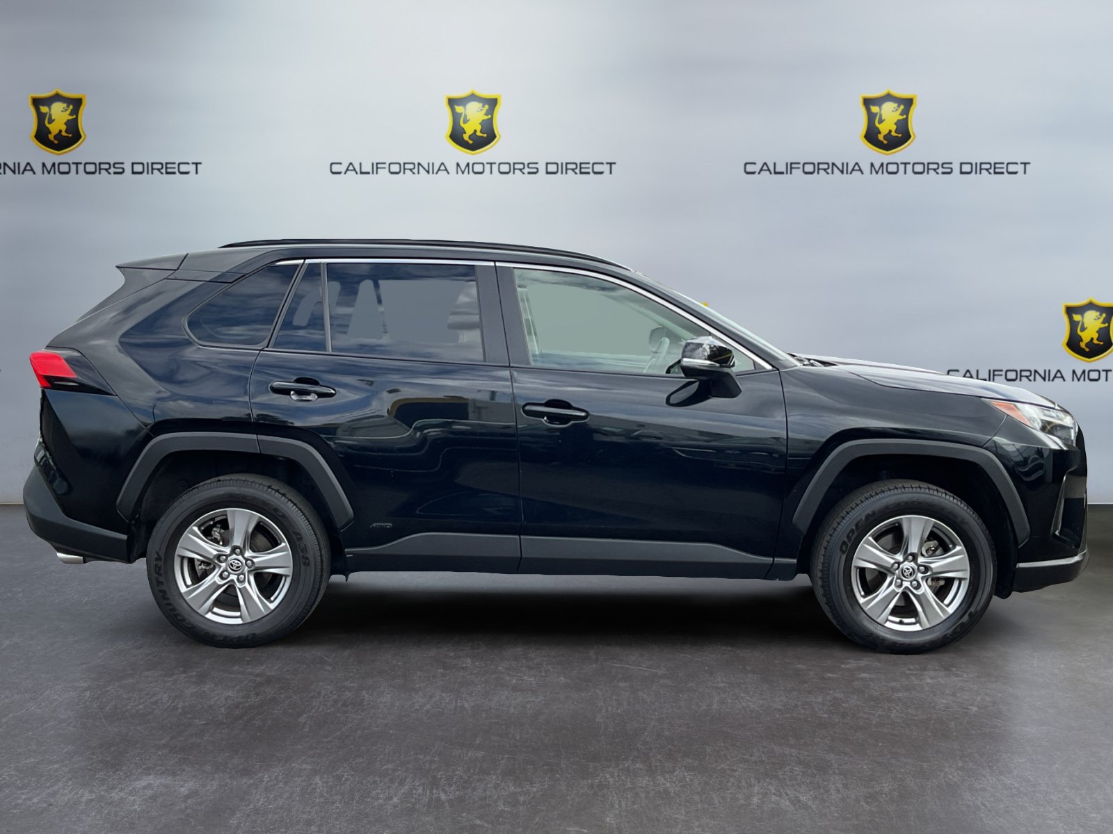 Used 2024 Toyota RAV4 LE AWD/4WD image 4
