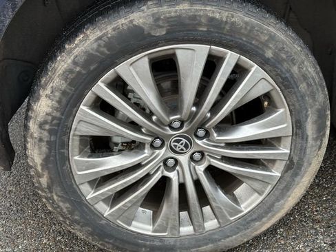 Used 2021 Toyota Venza Limited w/ Advanced Technology Package image 13