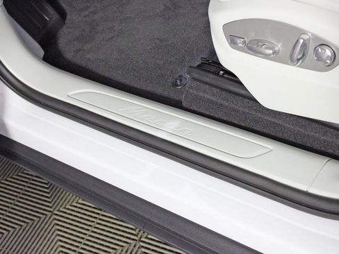 Certified 2025 Porsche Macan image 17