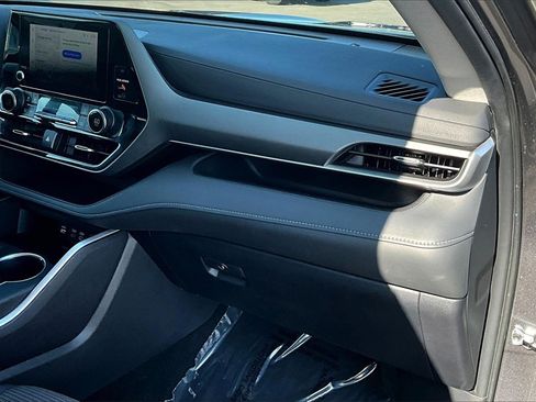 Used 2024 Toyota Highlander LE image 17